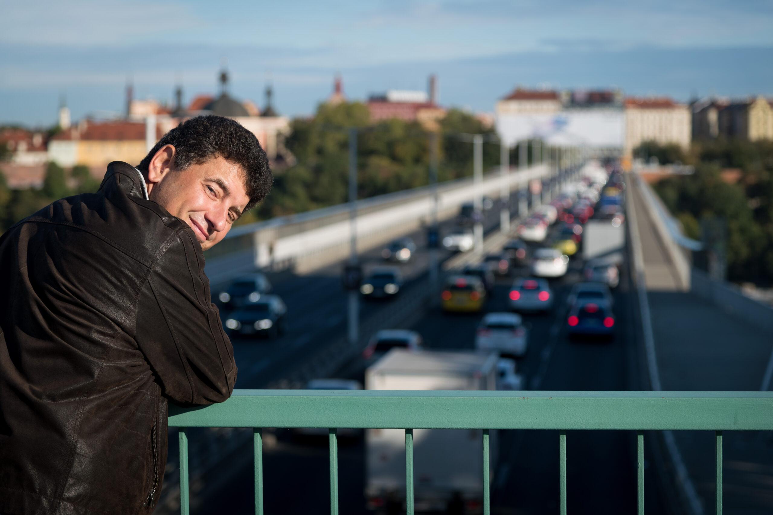 Juraj Atlas, CEO of Mileus and a road with heavy traffic in the background