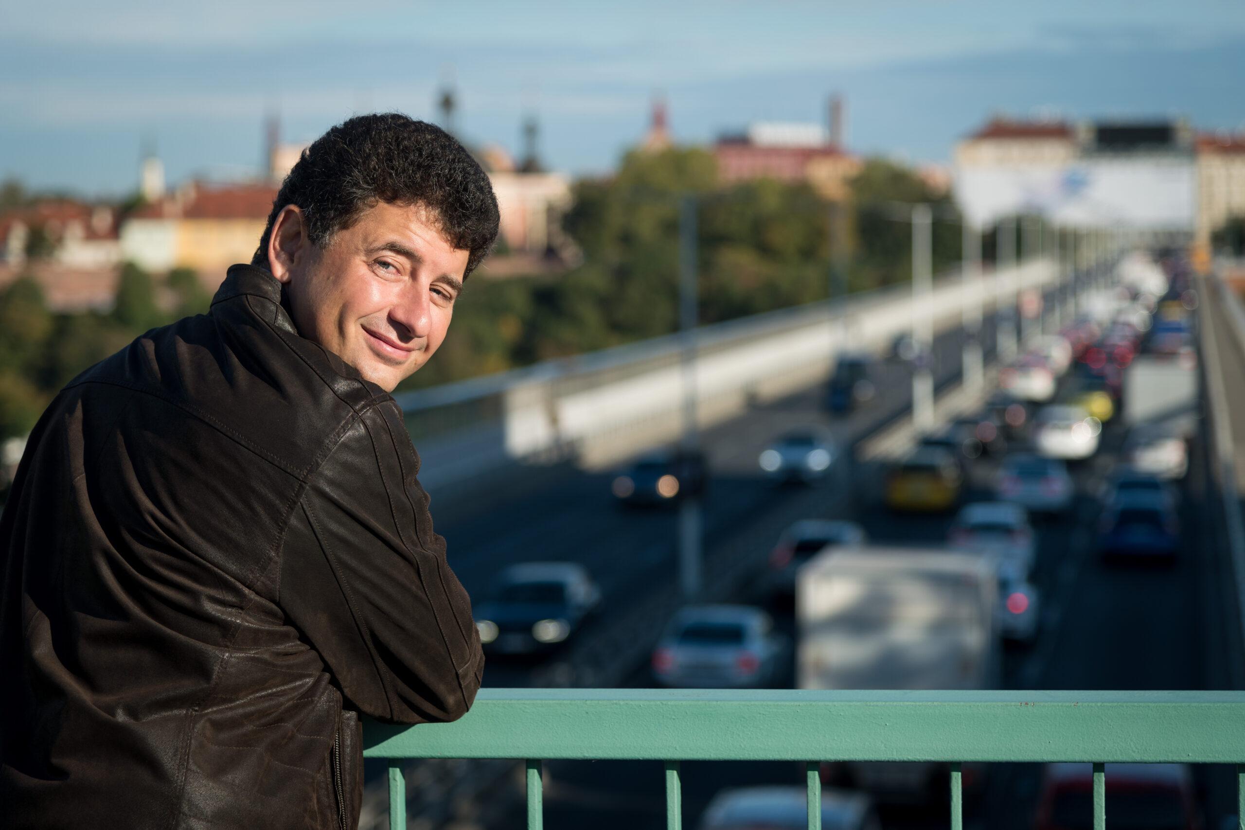 Juraj Atlas, CEO of Mileus, looking back from over a road with heavy traffic
